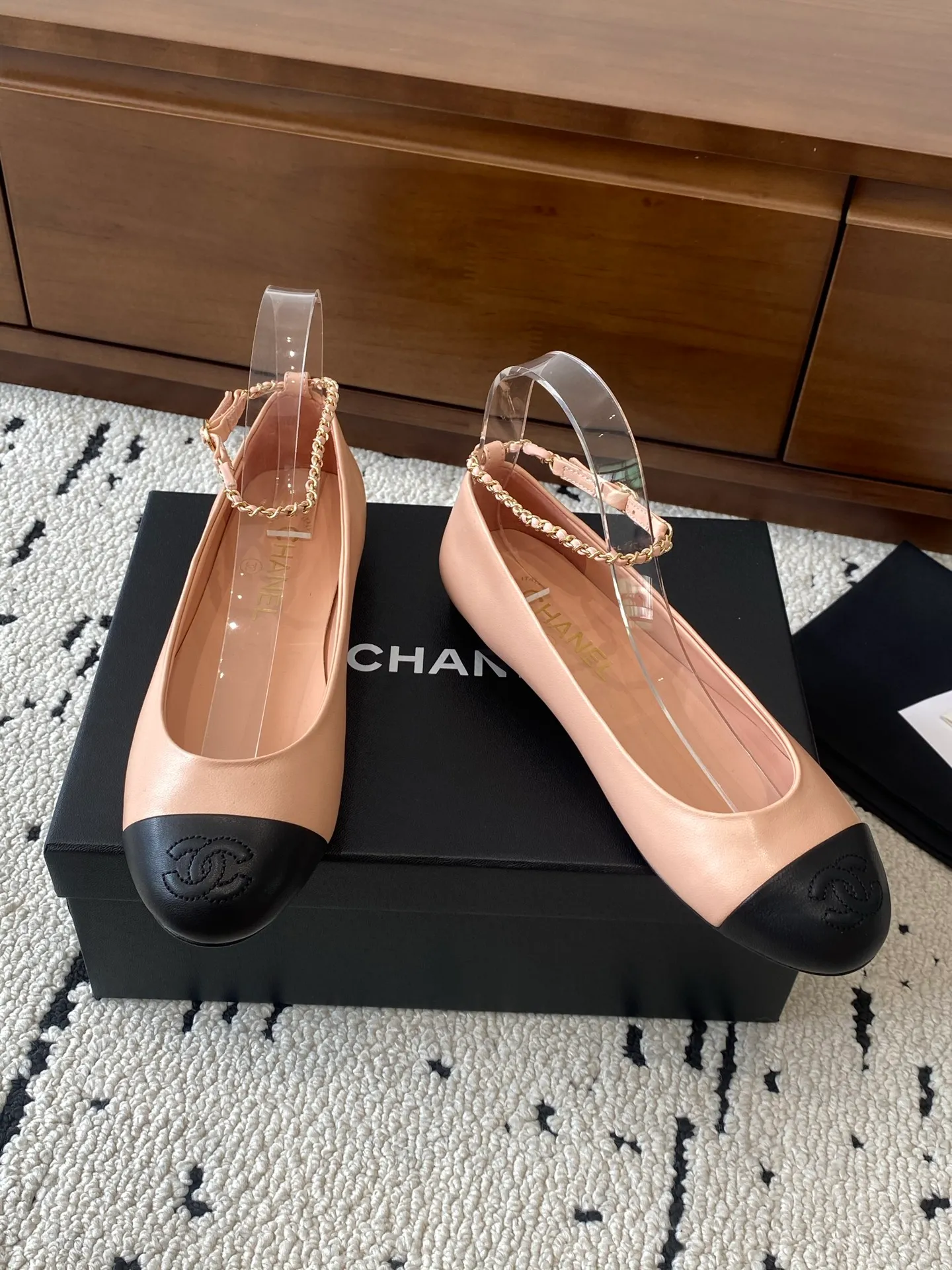 👟👟Ex-factory price 580👟👟 🍀CHANEL2025 new autumn and winter model, Mary Jane leather Chanel Xiaoxiang C home flat classic metal chain shoes Comfortable Mary Jane shoes Catwalk advanced ready-to-wear customization, simple yet sweet and playful Solid color fabric is refreshing and easy to wear Buckle design shoes are more heeling Upper: Customized sheepskin Inner foot pad: sheepskin Sole: Italian leather sole Size: 35-40 (40 customization is non-refundable) 👉 👉 Buy now👉 Buy now👉